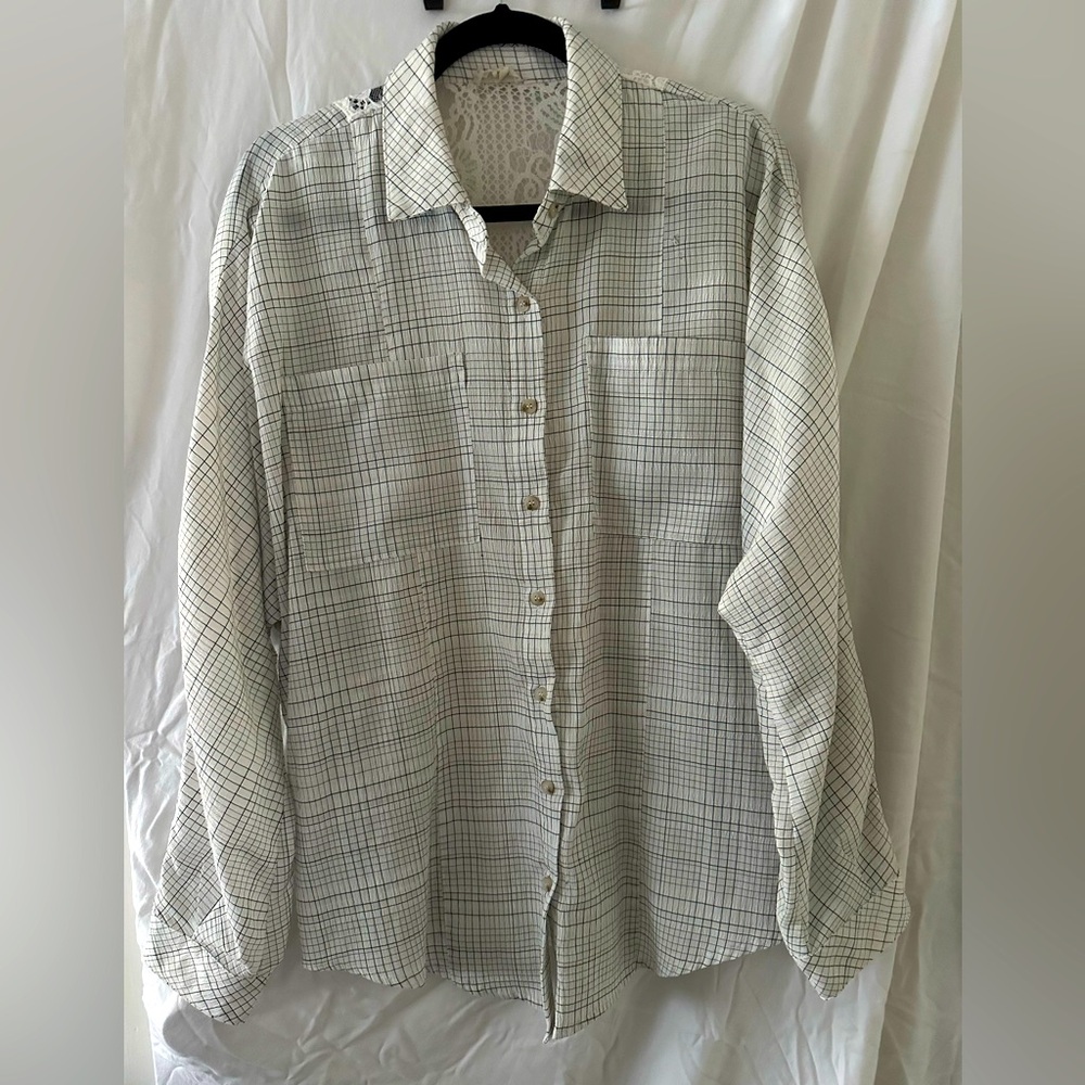 Button-up blouse with lace back